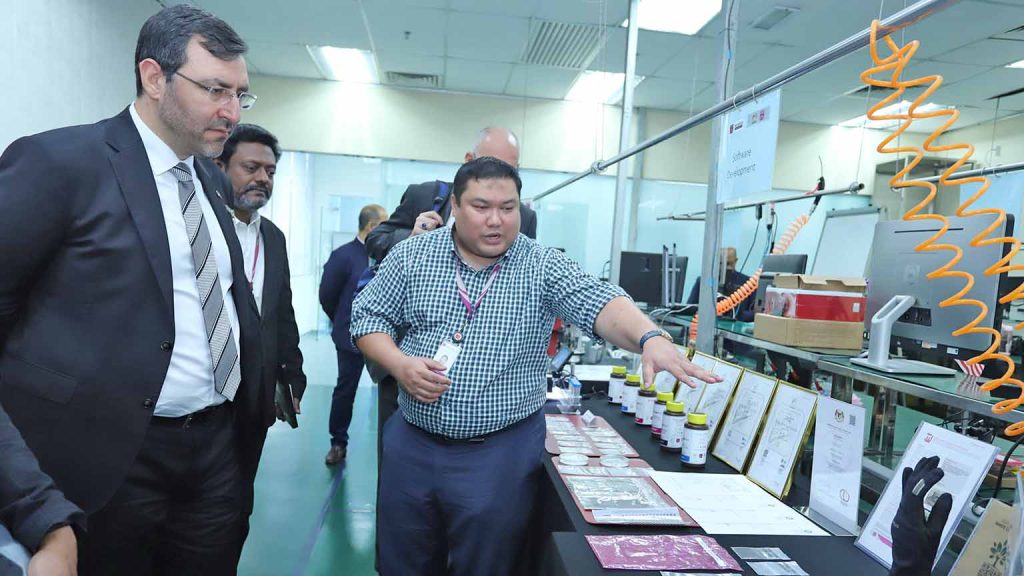 CORPhighlights_0005s_0002_1_13C